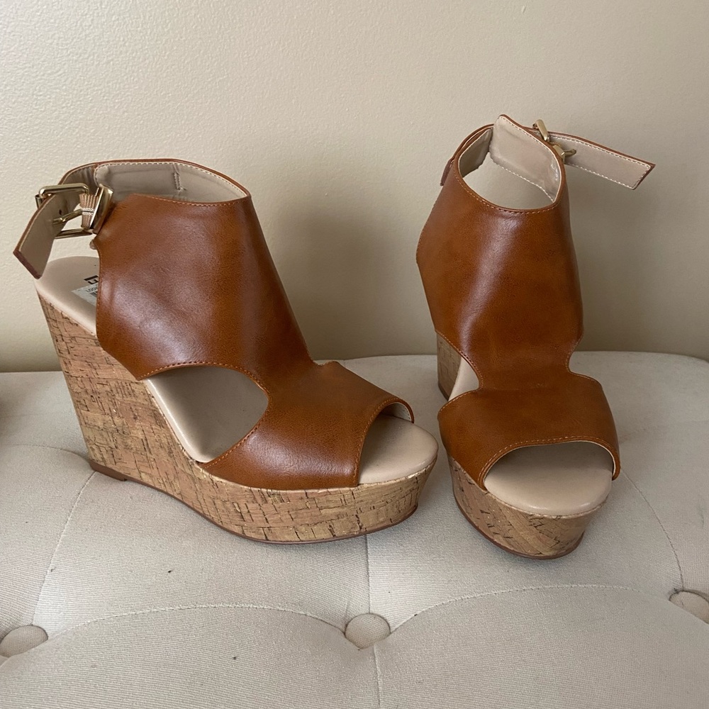 Size 7 bongo wedges